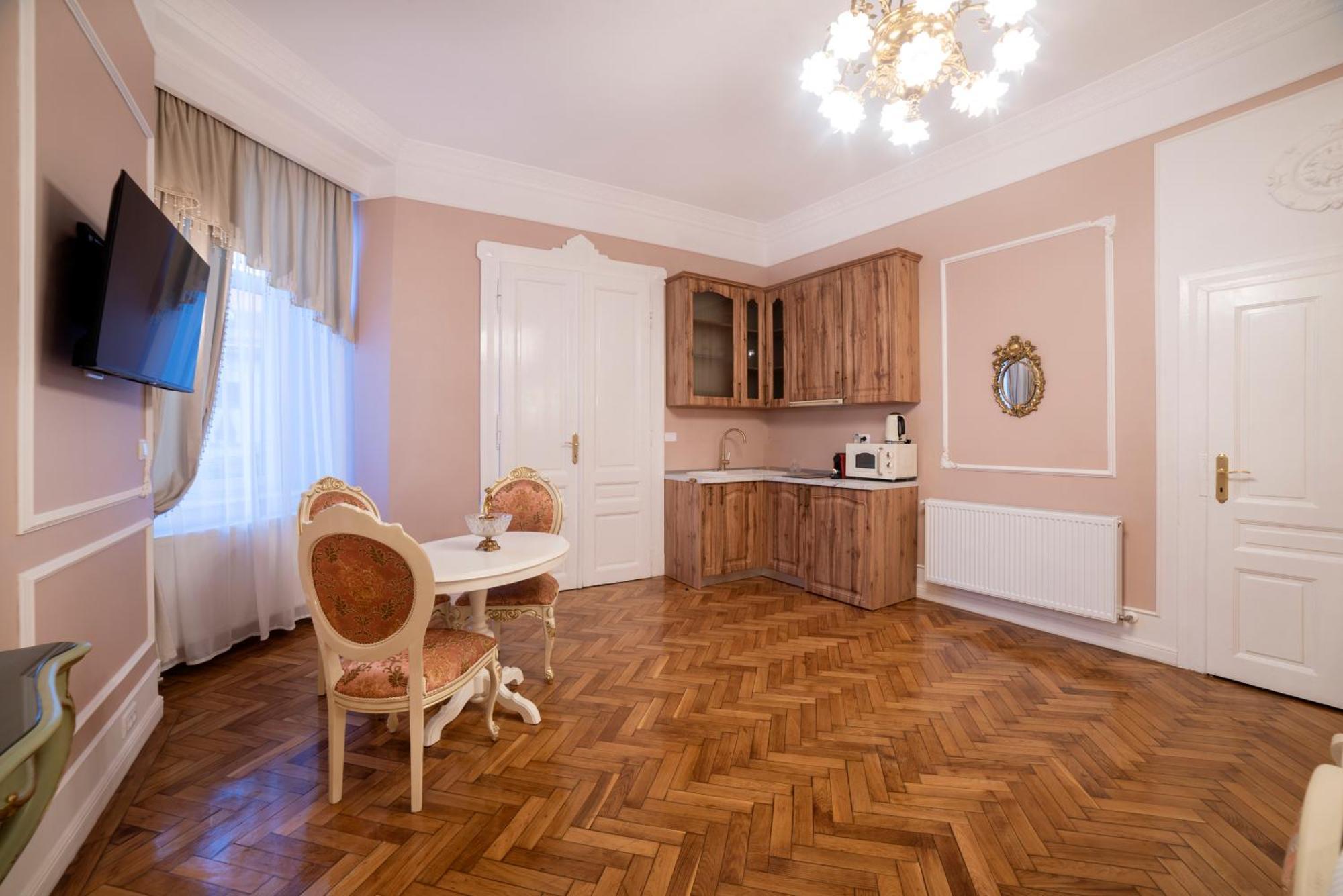 Aesthetic Pleasure - Central Downtown Apartments Орадеа Екстериор снимка